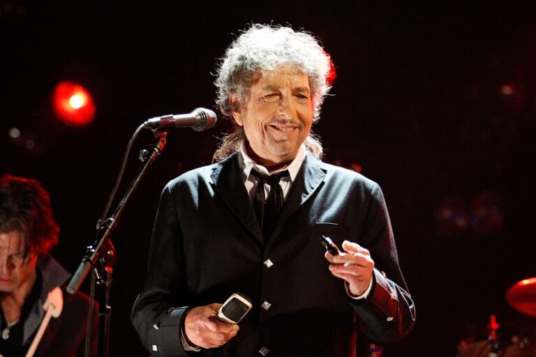 is Bob Dylan still alive
